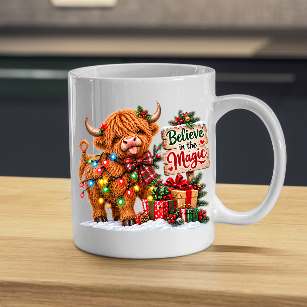 Christmas Mug "Believe in the Magic Highland Cow" Believe in the Magic Highland Cow 325ml Ceramic Coffee Mug – Festive Christmas Lights Tea Cup With Wooden Sign Presents Graphic Gift | Available in Multicolours | Fast Dispatch by UK Seller (M3173)