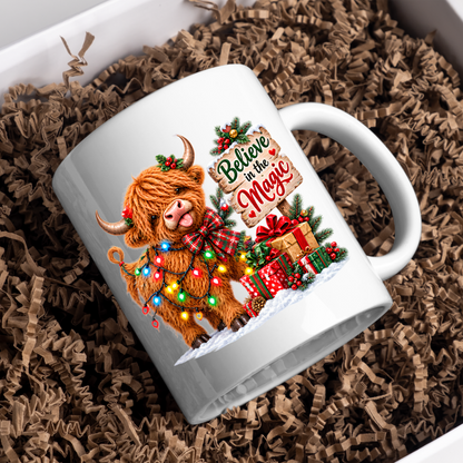 Christmas Mug "Believe in the Magic Highland Cow" Believe in the Magic Highland Cow 325ml Ceramic Coffee Mug – Festive Christmas Lights Tea Cup With Wooden Sign Presents Graphic Gift | Available in Multicolours | Fast Dispatch by UK Seller (M3173)